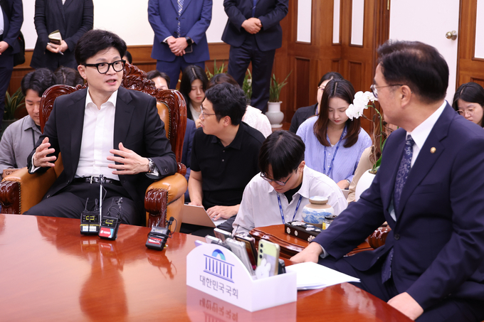우원식 국회의장이 30일 오후 서울 여의도 국회의장실에서 한동훈 국민의힘 대표와 의정 갈등 해결을 위한 논의를 하고 있다. (사진=연합뉴스)