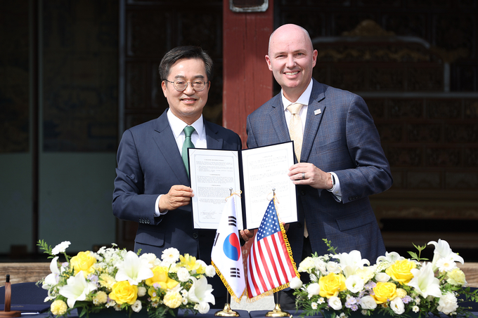 김동연 경기도지사와 스펜서 콕스 미국 유타주지사가 30일 화성행궁에서 경기도-유타주 실행계획서(액션플랜)를 체결한 뒤 기념촬영을 하고 있다. (사진=경기도 제공)