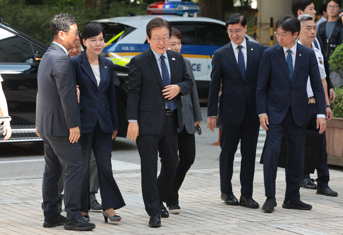 이재명 더불어민주당 대표가 30일 오후 서울 서초구 서울중앙지법에서 열린 위증교사 혐의 관련 1심 결심공판에 출석하기 위해 법정으로 향하고 있다. (사진=연합뉴스)