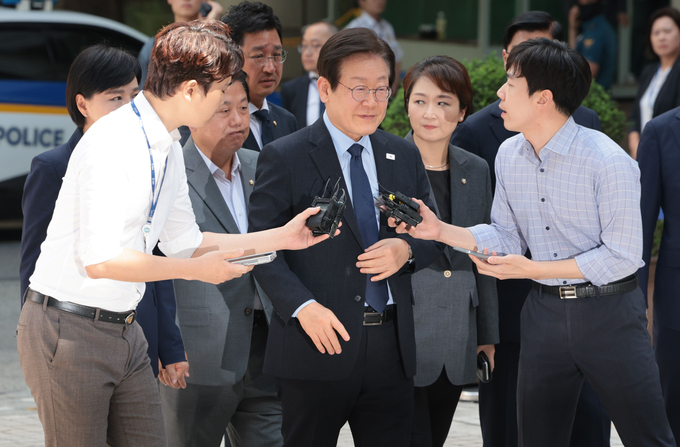 이재명 더불어민주당 대표가 30일 오후 서울 서초구 서울중앙지법에서 열린 위증교사 혐의 관련 1심 결심공판에 출석하기 위해 법정으로 향하고 있다. (사진=연합뉴스)