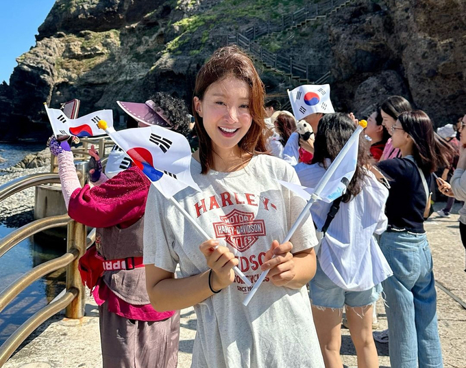 배우 이시영 씨가 사회관계망서비스(SNS) 계정에 게시한 독도 방문 사진. (사진=배우 이시영 SNS 갈무리)