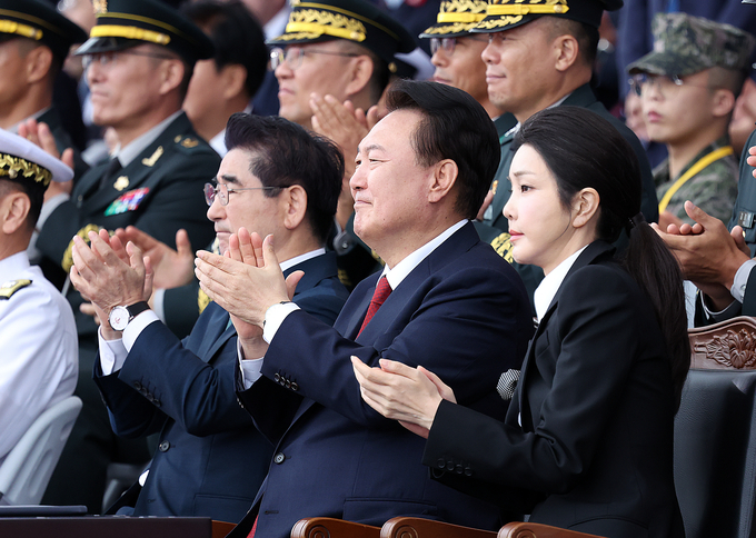 윤석열 대통령과 부인 김건희 여사가 1일 성남 서울공항에서 열린 건군 76주년 국군의날 기념식에서 박수치고 있다. (사진=연합뉴스)