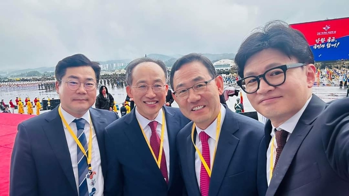 한동훈 국민의힘 대표(오른쪽)가 1일 성남시 서울공항에서 열린 제76주년 국군의 날 기념식에 참석해 주호영 국회부의장(오른쪽 두번째부터), 추경호 국민의힘 원내대표, 박찬대 더불어민주당 원내대표와 함께 셀카 촬영을 하고 있다. (사진=한동훈 페이스북 캡처)