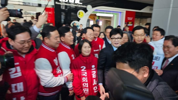 22대 총선 전인 지난 1월31일 수원 영통구 한국나노기술원에서 열린 ‘반도체 산업 현장 간담회’에 당시 한동훈 비상대책위원장과 총선 예비후보들이 모여 있다. 맨 왼쪽이 김대남 당시 용인갑 예비후보. (사진=김대남 페이스북 캡처)