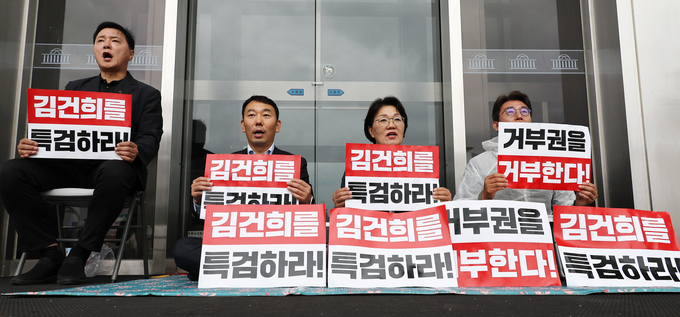 정부의 김건희 여사·채상병 특검법 재의요구안 의결을 규탄하며 야5당 의원들이 천막 농성에 돌입했다. 1일 오전 국회 본청 앞에서 더불어민주당 조계원(왼쪽부터), 김용민, 권향엽, 노종면 의원이 특검법 수용을 촉구하는 구호를 외치고 있다. (사진=연합뉴스)