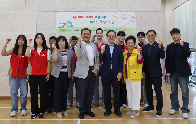 지난 9월 30일 롯데이노베이트가 지역사회 어르신들을 모시고 '재능나눔 어르신 행복사진관' 캠페인을 진행했다. (사진=롯데 이노베이트 제공)