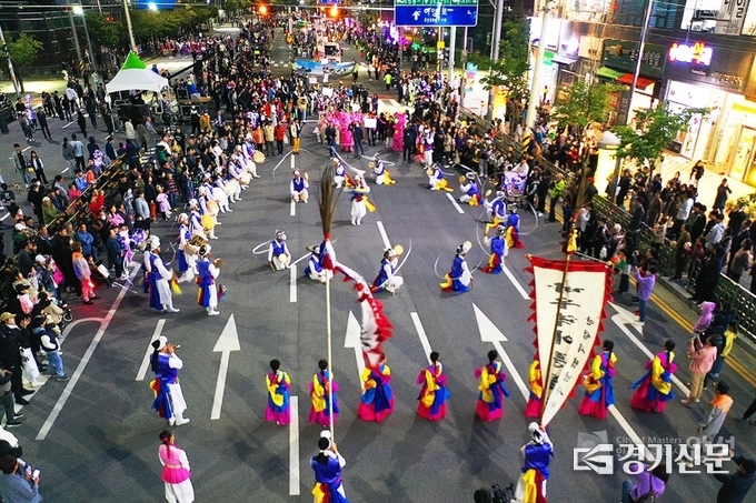 바우덕이 축제 길놀이 퍼레이드 모습. (사진=안성시 제공)