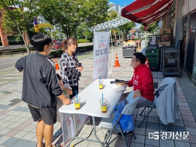 최호섭 시의원이 거리의 민원박스에서 시민들의 민원을 청취하고 있다. (사진=최호섭 시의원 제공)