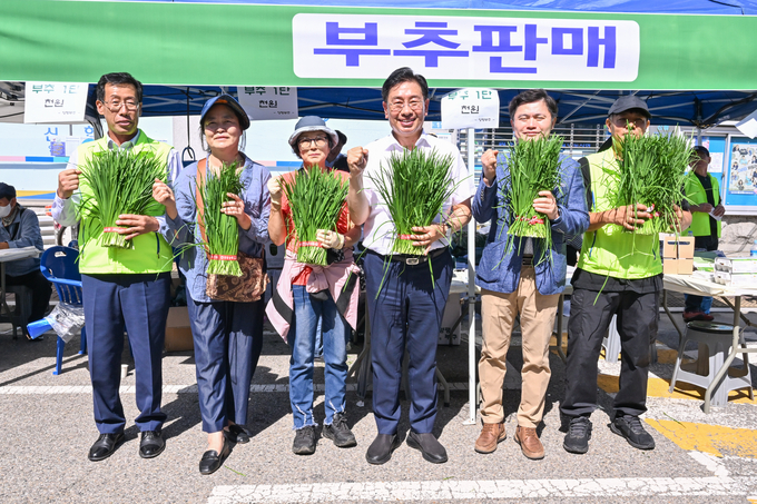 전진선 양평군수 등 군 관계자들이 제5회 양평부추축제 현장에서 부추를 들고 있다. (사진=양평군 제공)