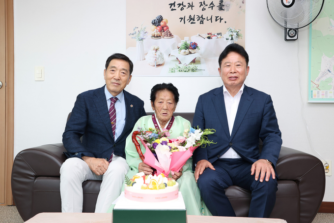 가평군이 지난 30일 북면 이곡1리 경로당을 방문해 올해 100세를 맞이한 길용수 어르신에게 장수지팡이 '청려장'을 전달했다. (사진=가평군 제공)