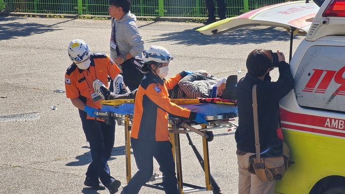  2일 경기도소방재난본부 구급대가 '재난희생자 신원확인(K-DVI) 훈련'에서 부상자 및 사망자를 이송하는 모습. (사진=박진석 기자)
