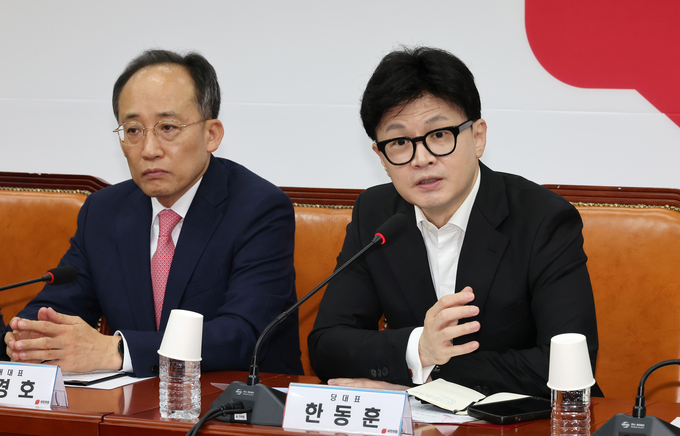 한동훈 국민의힘 대표가 지난달 30일 오전 국회에서 열린 최고위원회의에서 발언하고 있다. 왼쪽은 추경호 원내대표. (사진=연합뉴스)