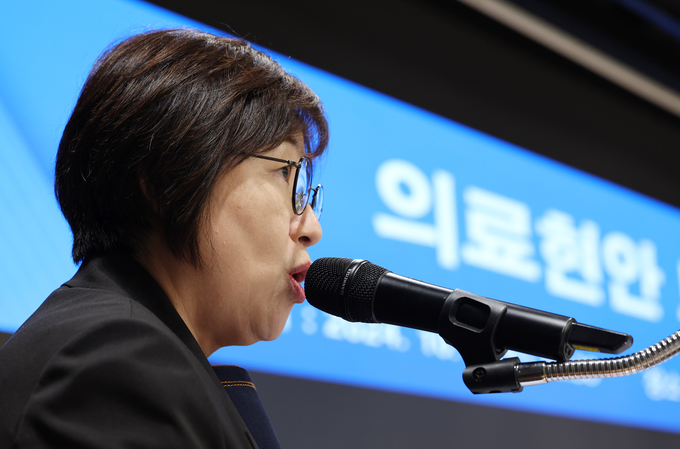 최안나 대한의사협회 대변인이 2일 오후 서울 용산구 의협회관에서 의협과 대한의학회, 전국의과대학교수협의회, 전국의대교수비상대책위원회, 한국의과대학·의학전문대학원협회의 의대정원 증원 논의에 대한 공동 입장을 발표하고 있다. (사진=연합뉴스)