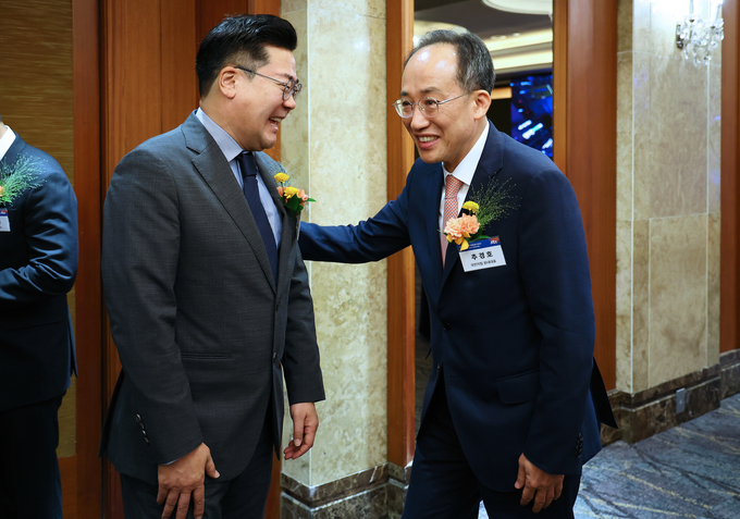 추경호 국민의힘 원내대표와 박찬대 더불어민주당 원내대표가 2일 서울 중구 소공동 롯데호텔에서 열린 JTBC내일포럼 2024 ‘저출생 저성장 그리고 우리의 미래‘에서 대화하고 있다. (사진=연합뉴스)