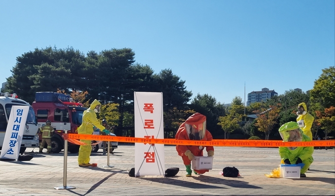 지난 2일 만석공원 제2야외음악당에서 진행된 생물테러 대비 합동 모의훈련 현장 모습. (사진=수원시 제공)