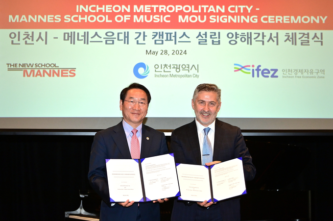 지난 5월 미국을 방문한 유정복 시장이 리차드 케슬러 메네스음대 학장과 캠퍼스 설립 양해각서를 체결하고 기념촬영하고 있다. ( 사진 = 인천시 제공 )
