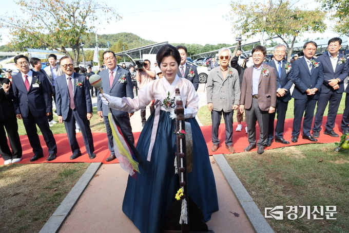 김보라 시장이 2024 남사당 바우덕이 축제 개막싣에 타징 퍼포먼스를 행하고 있다. (사진=안성시 제공)