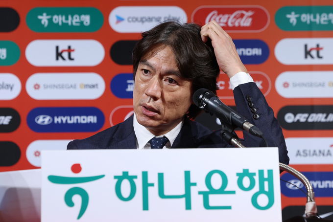 지난달 30일 서울 종로구 축구회관에서 열린 기자회견에서 홍명보 한국 축구대표팀 감독이 3차 예선 3, 4차전에 나설 선수명단을 발표하고 있다. (사진=연합뉴스)