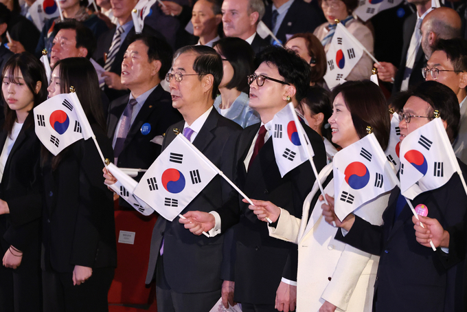3일 서울 종로구 세종문화회관 대극장에서 열린 제4356주년 개천절 경축식에서 한덕수 국무총리와 한동훈 국민의힘 대표, 허은아 개혁신당 대표 등 참석자들이 개천절 노래를 제창하고 있다. (사진=연합뉴스)