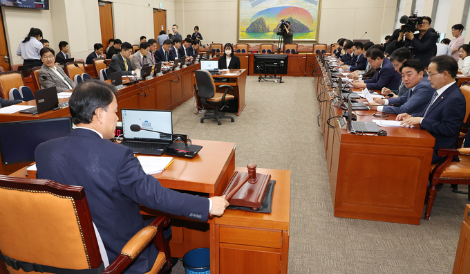 9월 30일 오후 열린 국회 정무위원회에서 국민의힘 소속 윤한홍 위원장이 의사봉을 두드리고 있다. (사진=연합뉴스)