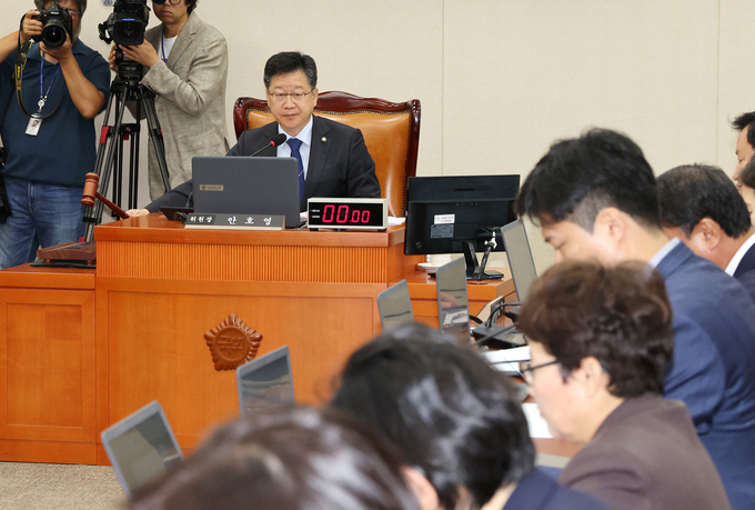 9월 30일 오전 열린 국회 환경노동위원회 전체회의에서 더불어민주당 소속 안호영 위원장이 의사봉을 두드리고 있다. (사진=연합뉴스)