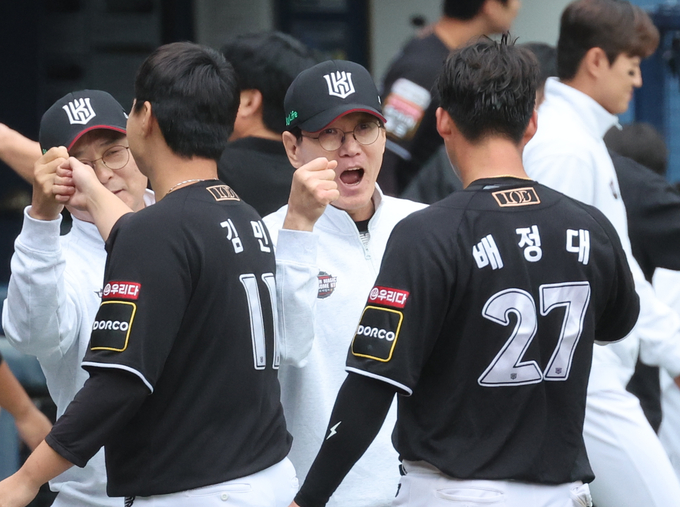 3일 서울 잠실야구장에서 열린 2024 신한 SOL뱅크 KBO 포스트시즌 와일드카드 결정 2차전 두산 베어스의 경기에서 승리한 kt 이강철 감독이 선수들과 환호하고 있다. (사진=연합뉴스)
