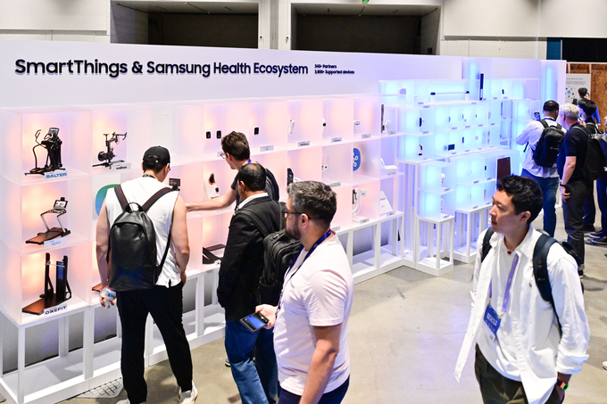 미국 새너제이 맥에너리 컨벤션 센터(San Jose McEnery Convention Center)에서 개최된 '삼성 개발자 콘퍼런스2024(Samsung Developer Conference 2024)'에서 행사에 참여한 관람객들이'AI for Platform' 전시 부스에서 '스마트싱스' 파트너사 기기를 확인하고 있다. (사진=삼성전자 제공)