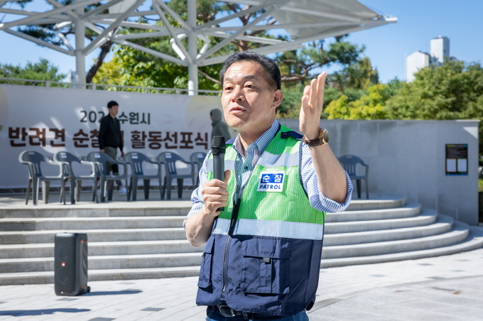 지난 3일 반려견 순찰대 활동 선포식에서 발언하는 이재준 수원시장. (사진=수원시 제공)
