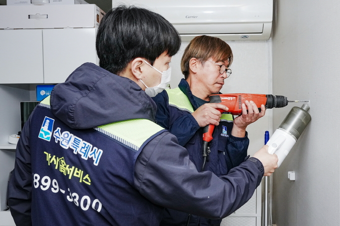 가사홈서비스 기술자가 선반을 설치하는 모습. (사진=수원시 제공)