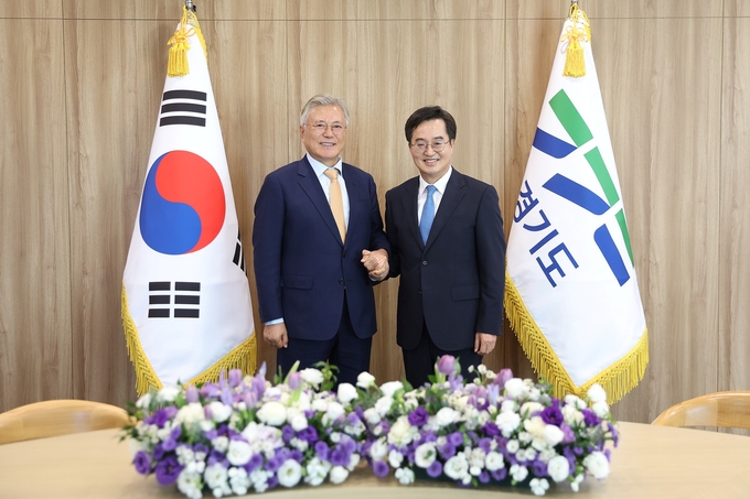 4일 경기도청 도지사 집무실에서 문재인 전 대통령과 김동연 경기도지사가 기념촬영을 하고 있다. (사진=경기도 제공)