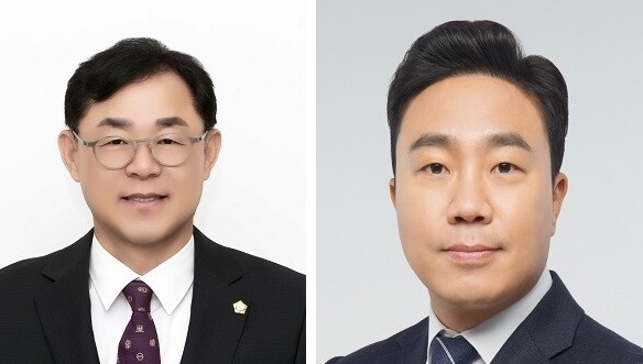 김포시의회 제8대 후반기 의장단 선거에서 김종혁(왼쪽)시의원이 의장으로, 배강민 시의원이 부의장으로 선출됐다.(사진=김포시의회 제공)