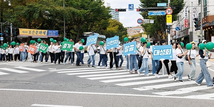 최근 경기도 용인시 기흥역에서 신천지예수교 증거장막성전 요한지파 수지교회 성도들이 ‘2024 신천지 말씀대성회 계시 성취 실상 증거’ 홍보를 위한 거리행진을 하고 있다. (사진=증거장막성전 요한지파 수지교회 제공)
