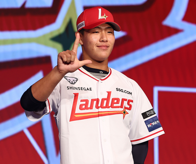 지난달 11일 서울 송파구 롯데호텔 월드 크리스탈볼룸에서 열린 2025 KBO 신인 드래프트에서 SSG 랜더스에 1라운드 8순위 지명을 받은 이율예(강릉고)가 유니폼을 입고 기념촬영을 하고 있다. (사진=연합뉴스)