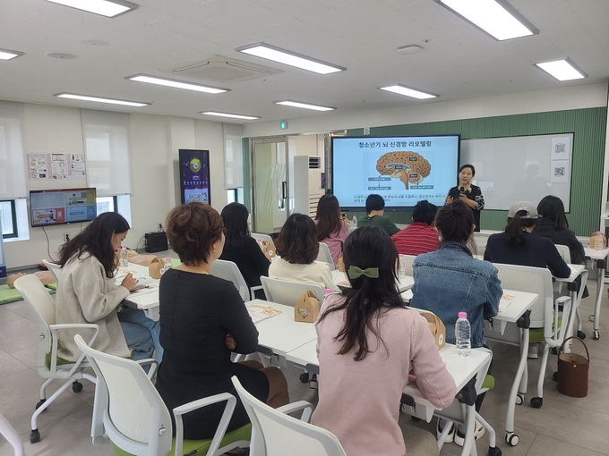 지난 5일 경기도교육청의 '청소년기 뇌 발달 이해' 학부모 특강이 진행됐다. (사진=경기도교육청 제공)