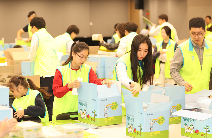 봉사활동에 참여한 하나금융그룹 임직원과 가족들이 소상공인들을 위한 행복상자를 제작하고 있다. (사진=하나금융그룹 제공)