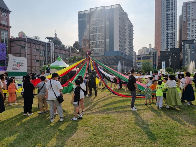 시흥시는 오는 18일부터 19일까지 월곶동 공영도시농업농장에서 도시농부 가족과 시민들이 함께 어울리는 ‘도시농업과 함께하는 추억여행’이라는 주제로 ‘제6회 시흥시 도시농업한마당’을 개최한다. (사진=시흥시 제공)