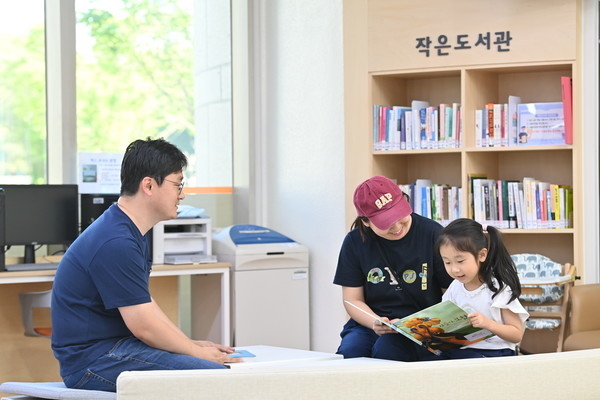 하남시 민원인들이 대기시간을 이용할 수 있는 있도록 조성한 작은 도서관. (사진=하남시 제공) 