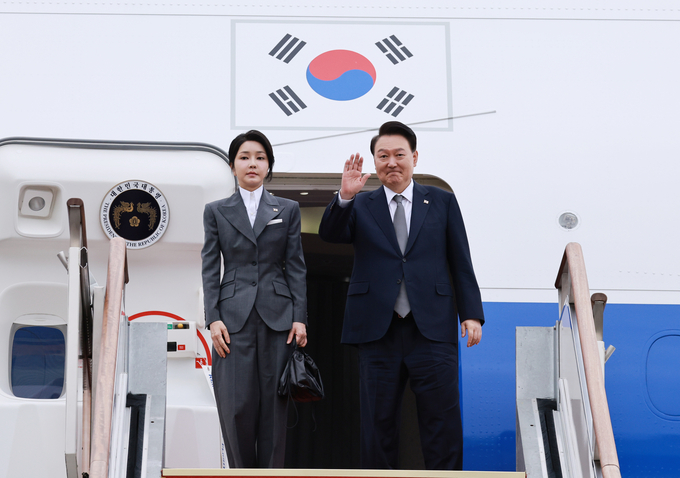 윤석열 대통령과 김건희 여사가 6일 성남 서울공항에서 필리핀, 싱가포르 국빈 방문 및 라오스 아세안 정상회의를 위해 출국하며 전용기인 공군 1호기에 올라 인사하고 있다. (사진=연합뉴스)