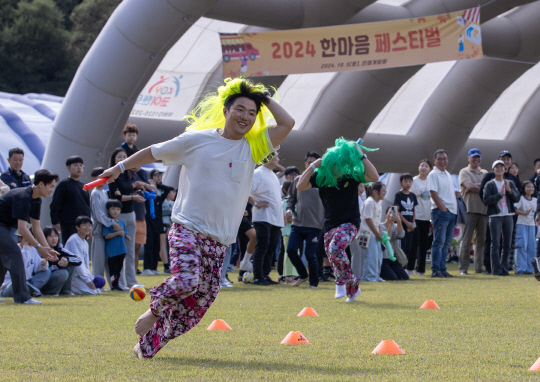 '한마음 페스티벌'에 참가한 에스원 직원이 장애물 계주에서 달리고 있다. (사진=에스원 제공)