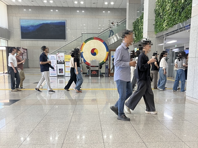 안양시청 공무원들이 9월 23일 점심시간에 일회용 컵을 들고 청사로 들어서고 있다. (사진=안양군포의왕환경운동연합 제공)