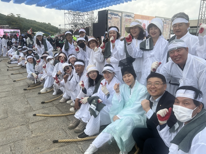 줄다리기에 참여한 봉사자들의 모습. (사진=장진 기자)