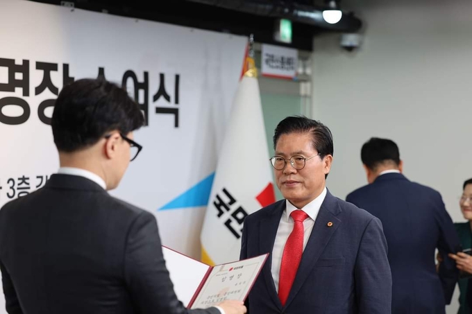 국민의힘 중앙위 의장에 임명된 송석준(3선, 이천) 의원이 한동훈 대표로부터 임명장을 받고 있다. (사진=송석준 의원 페이스북)