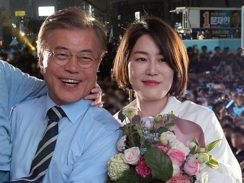 문재인 전 대통령의 딸 다혜씨가 5일 오전 음주 상태에서 차를 몰다 사고를 내 경찰에 적발됐다. 사진은 지난 2017년 5월 8일 광화문 광장에서 열린 19대 대통령 선거 마지막 유세에서 당시 대선후보였던 문재인 전 대통령과 기념 촬영을 하는 다혜씨. (사진=연합뉴스)