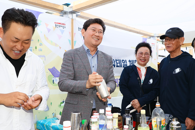 이상일 용인특례시장이 축제를 방문해 축제 관계자들과 소통하고 있다. (사진=용인시 제공)