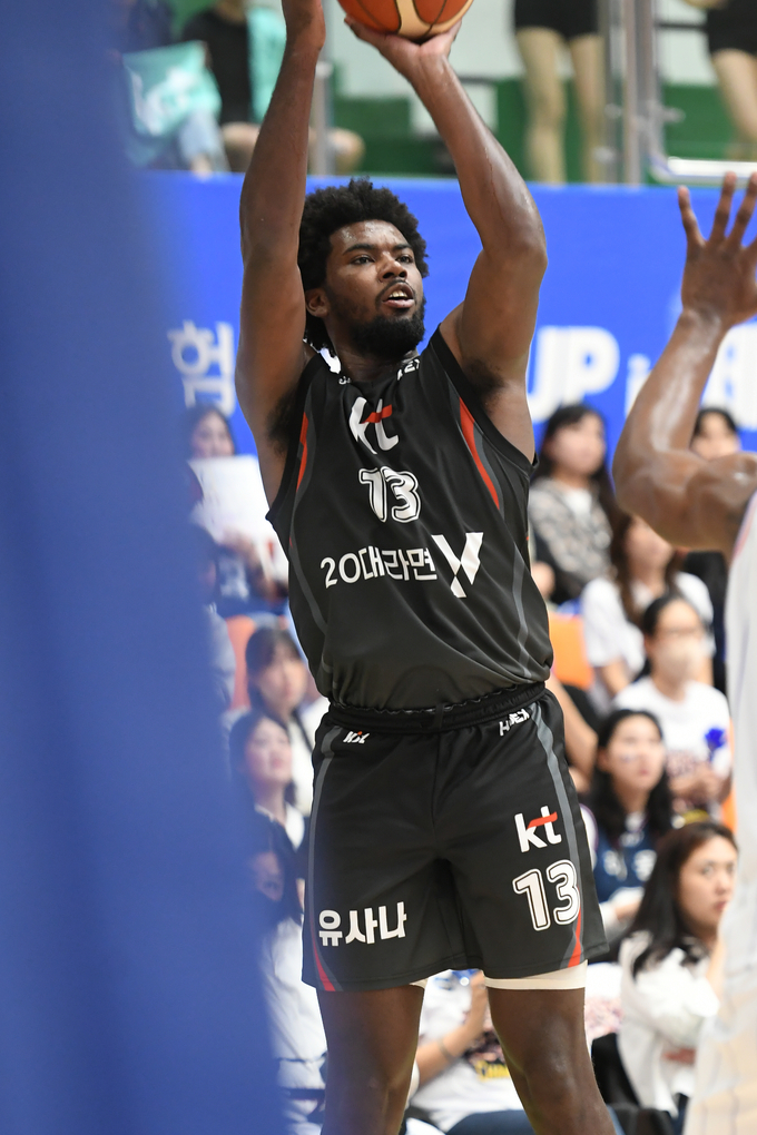 6일 충북 제천체육관에서 열린 2024 DB손해보험 KBL 컵대회 조별리그 B조 1차전에서 3점슛을 시도하는 해먼즈의 모습. (사진=한국프로농구 제공)