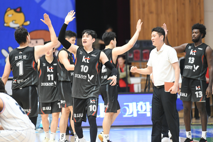 6일 충북 제천체육관에서 열린 2024 DB손해보험 KBL 컵대회 조별리그 B조 1차전에서 kt 선수단이 환호하는 모습. (사진=한국프로농구 제공)