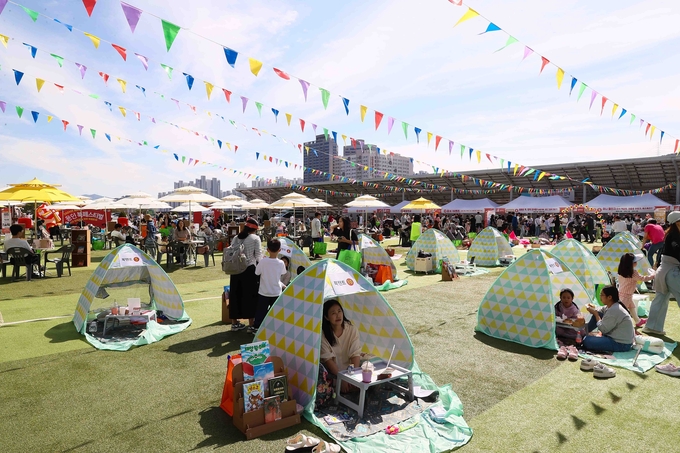 용인특례시는 지난 5일 시청 광장에서 '책과 함께 오늘 하루 특별하게!'를 주제로 ‘2024년 제6회 용인 북페스티벌'을 개최했다. (사진=용인시 제공)