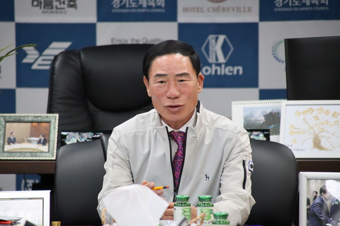 이원성 경기도체육회장이 경기도체육회관 7층 회장실에서 기자들과 만나 제 105회 전국체육대회 출사표를 밝히고 있다. (사진=경기도체육회 제공) 