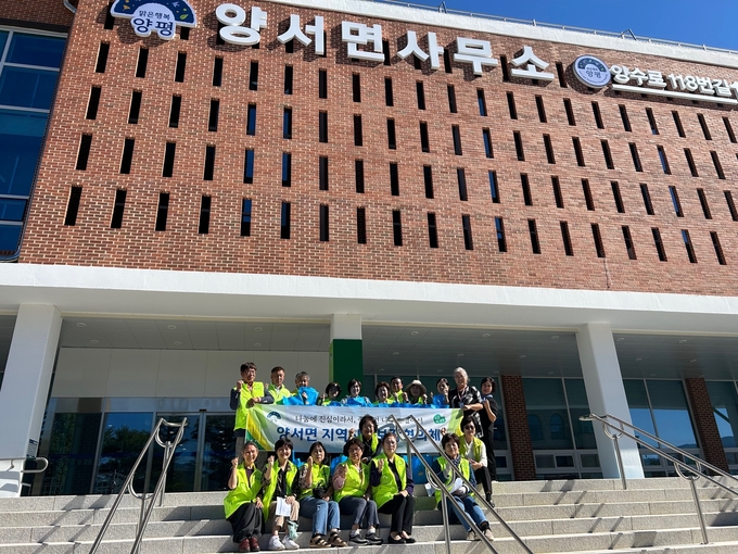 양서면 지역사회보장협의체가 가을맞이 홀몸어르신 가정 방문. (사진=양서면 행정복지센터 제공)
