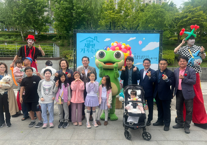 지난 5월 11일 수원 광교호수공원 마당극장에서 개최된 ‘수원새빛가족축제’에 참석한 이재준 수원시장이 시민들과 기념 촬영을 하고 있다. (사진=장진 기자)